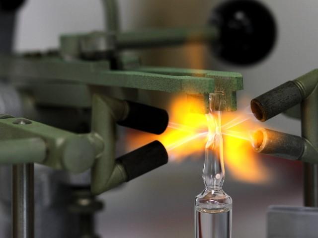 Ampoule_sealing_IAEA_reference_materials.jpg